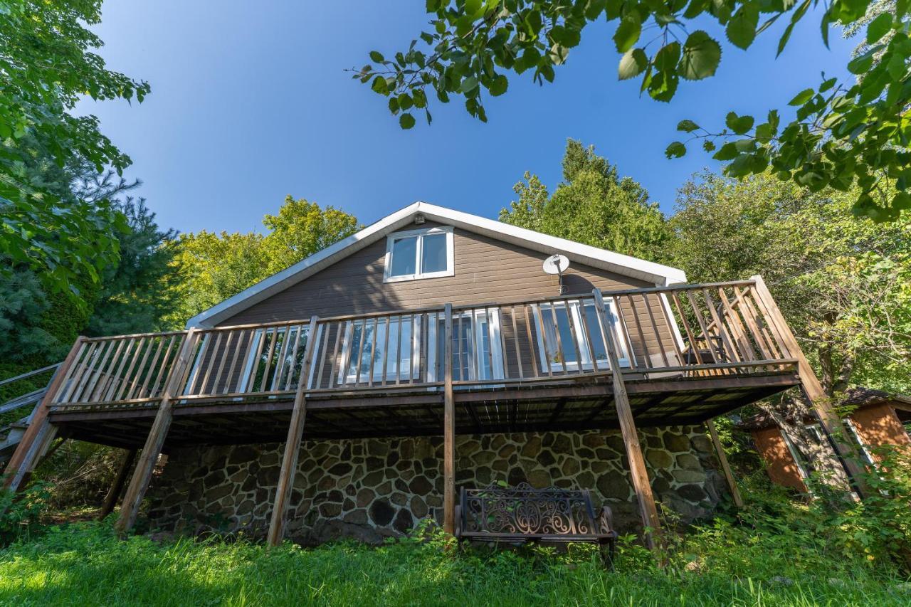 Le Cozy Hot Tub Lakeview Access Full Of Near By Activities Chalet Saint-Calixte